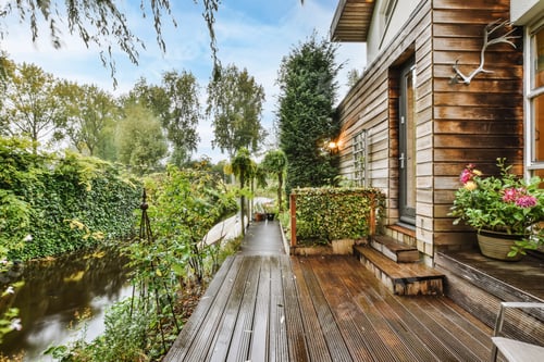 Preview: Fascinating courtyard of a residential building