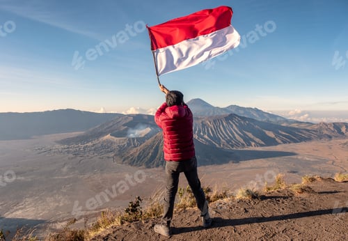 Preview: Mountaintop Flag Bearer in Red Jacket and Jeans