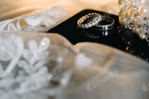 Preview: A pair of gold wedding rings.Two wedding rings