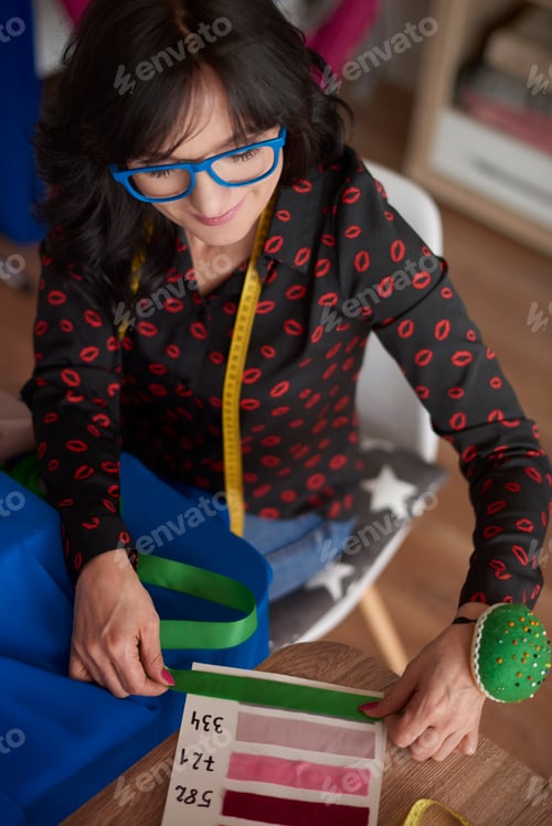 Preview: Woman using a fabric pattern board