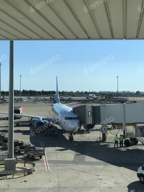Preview: Airplanes in airport
