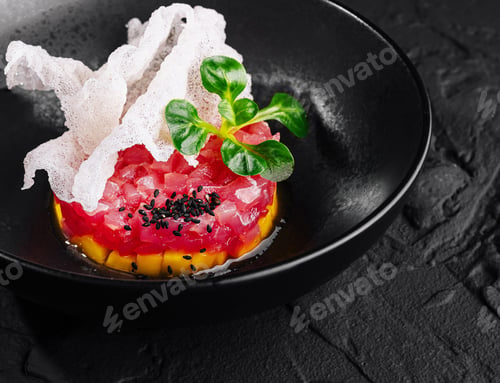 Preview: Exquisite gourmet tuna tartare with avocado and crispy bread