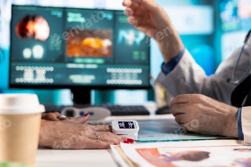Preview: Medical specialist takes the oxygen saturation measurement at consultation
