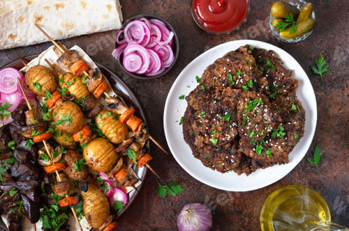 Preview: Different dishes of liver kebab.