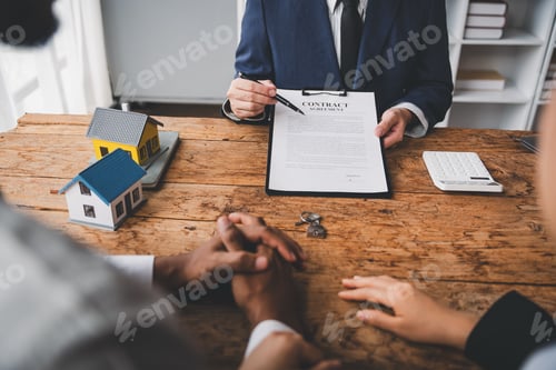 Preview: real estate agent Delivering sample homes to customers, mortgage loan contracts. Make a contract for