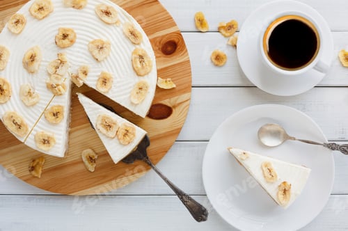 Delicioso pastel de plátano sobre la mesa