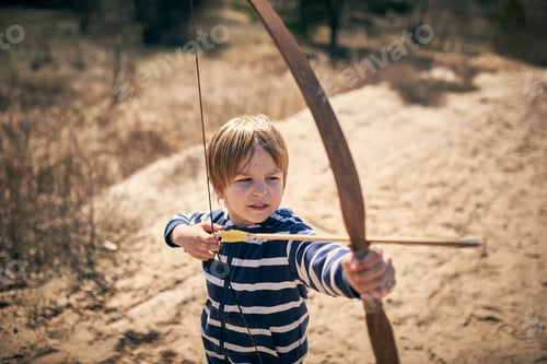 Visualização: Menino de 6 anos atira um arco ao ar livre