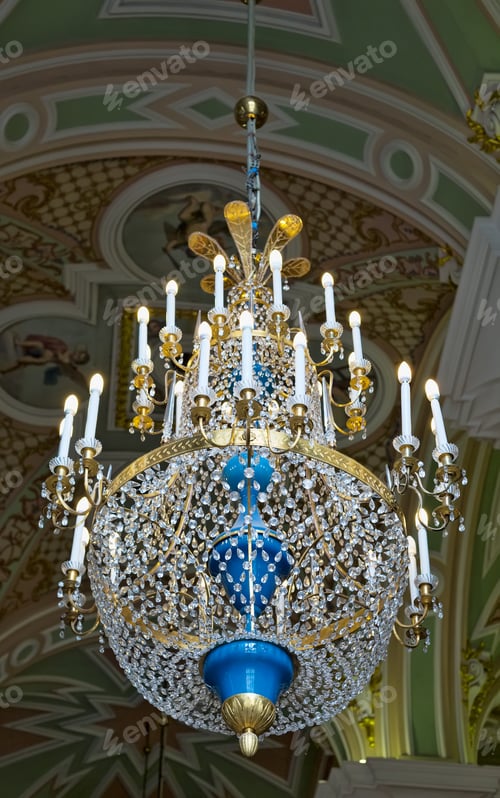 Preview: Crystal chandelier in the temple.