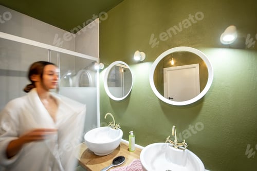 Visualização: Banheiro verde com mulher em roupão