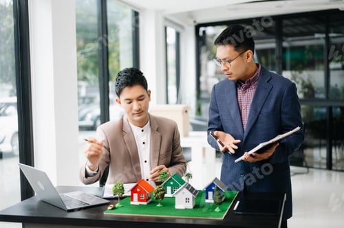 Preview: Salesman Hands On House Model , Small Toy House Small Mortgage Property insurance