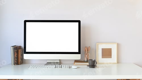 Vorschau: Computermonitor am Arbeitsplatz mit weißem leerem Bildschirm, der auf einen weißen Schreibtisch gestellt wird.