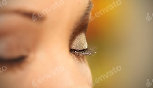 Preview: Make-Up Make-Up Artist Inflicts A Young Girl