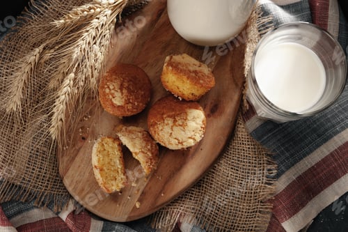 Preview: Glass of milk and cookies on table