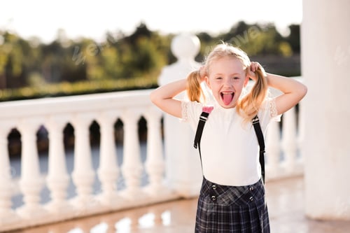 Visualização: Menina engraçada de 5 a 6 anos se divertindo ao ar livre. Usando mochila. De volta à escola. Pré-escolar.