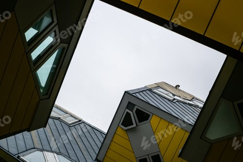 Vorschau: Gelbe Würfelhäuser mit urbaner Geometrie