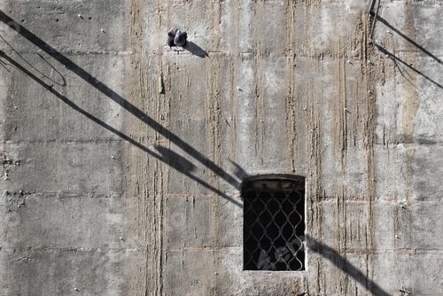 Preview: Sombras y ventana en muro de cemento