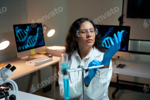 Preview: Woman scientist preparing for genetic research in laboratory