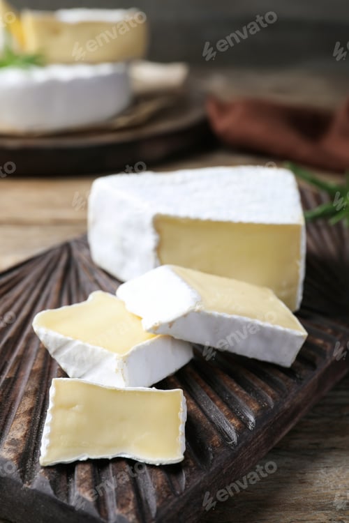 Preview: Tasty cut brie cheese on wooden board, closeup