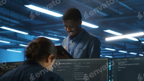Vista previa: Manager overseeing team and doing system analysis of server farm supercomputers