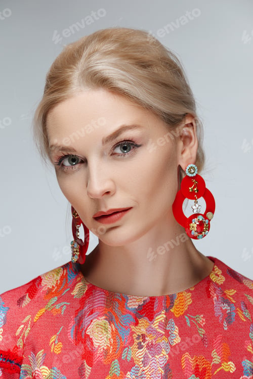Preview: Beautiful sexy blonde with stylish make-up and hairdo.