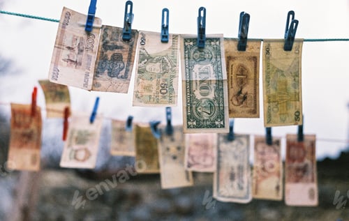 Preview: Different money is hanging on a rope