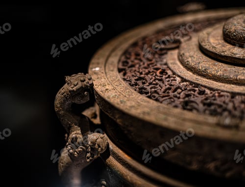 Preview: Closeup of bronze artifacts with tiger decorations in the Hubei Provincial Museum