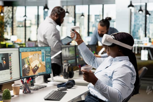 Vista previa: Woman engineer developing architectural layout with VR gadgets