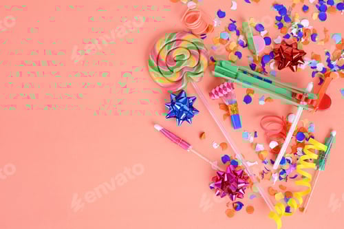 Visualização: Moldura de festa colorida com objetos de aniversário