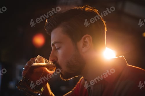 Preview: Man drinking beer