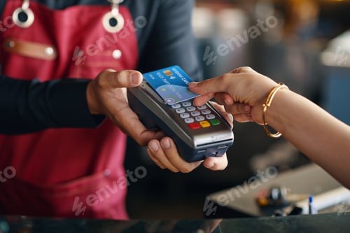 Visualização: Woman Paying for Order in Restaurant