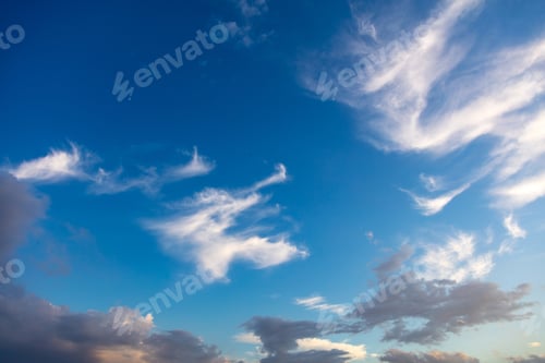 Vorschau: Dämmerungslicht färbt den bewölkten Himmel. Wolke auf blauem Himmel Hintergrund. Wolkengebilde in Grau und Orange.