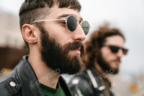 Preview: Photo closeup of bearded caucasian men posing and looking forward
