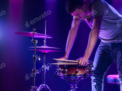 Preview: A drummer plays drums on a blue background.