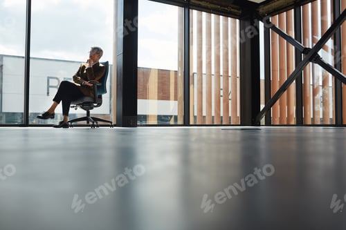 Preview: Businesswoman sitting at office
