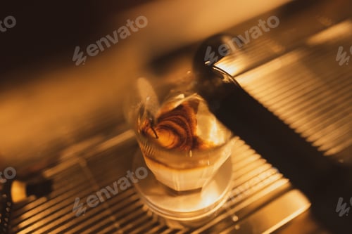 Preview: Staff are extracting coffee from a professional coffee machine at the coffee shop
