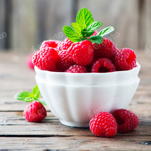 Preview: Sweet fresh raspberry and mint on the wooden table