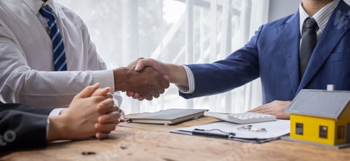 Preview: Handshake Real estate brokerage agent Deliver a sample of a model house to the customer, mortgage lo