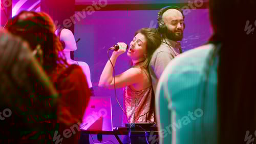 Visualização: Jovem mulher cantando músicas com DJ