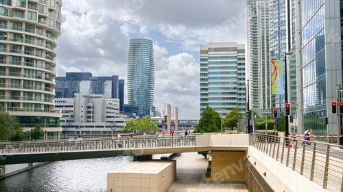 Preview: Street scape of the Canary Wharf district in London, United Kingdom