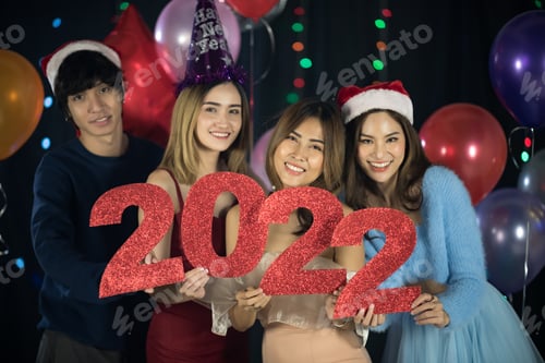 Visualização: Evento de festa de comemoração do ano novo de 2021 a 2022 com jovens asiáticas felizes e divertidas
