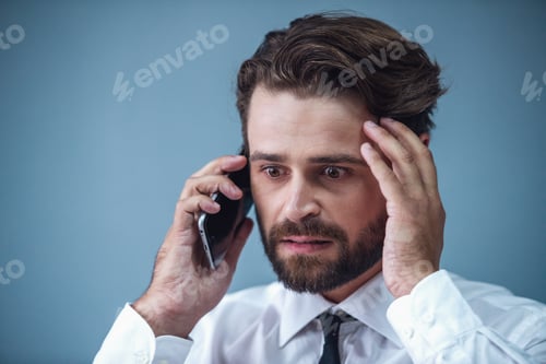 Preview: Handsome bearded businessman