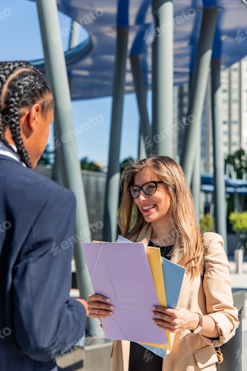 Visualização: Parceiros de negócios multiculturais verticais discutindo a posse de documentos no distrito financeiro