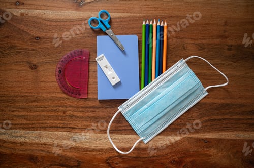 Visualização: Material escolar com máscara de proteção médica e bastão de teste de coronavírus