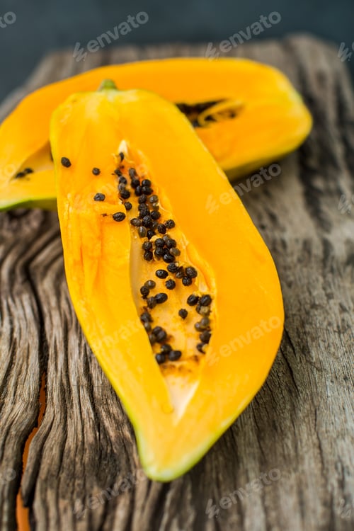 Preview: Papaya on wooden board
