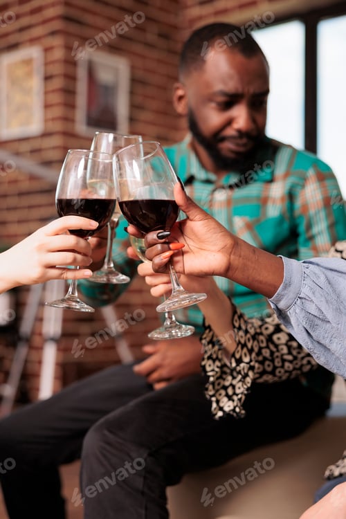 Preview: Closeup shot of african american man clinking glasses