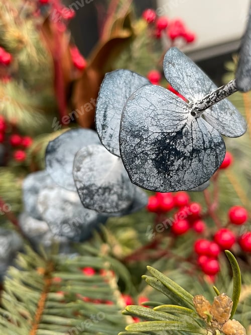 Preview: Festive Holiday Decoration with Berries and Pine