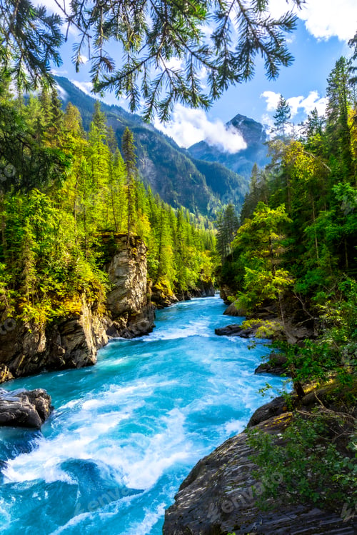 Preview: Turquoise water flowing through the majestic canadian rockies in mount robson provincial park