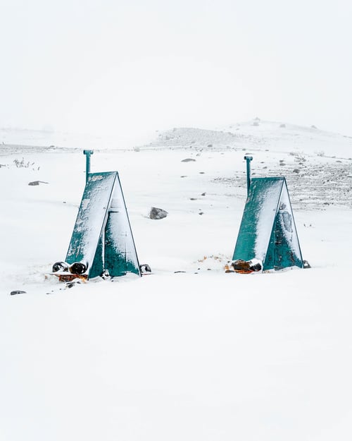 Preview: Two blue tents side by side in a snowy landscape