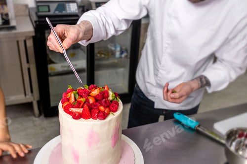 Preview: Colombian Pastry Chef. Final details of the cake.