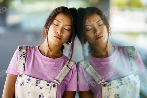Preview: Asian woman near glass wall